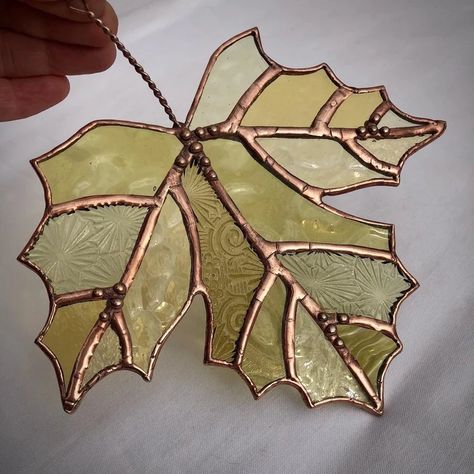 Stained Glass MAPLE LEAF Vintage Amber Glass Suncatcher, Autumn Fall Leaves - Etsy Leaf Suncatcher, L'art Du Vitrail, Stained Glass Decor, Stained Glass Christmas, Stained Glass Diy, Stained Glass Crafts, Stained Glass Designs, Stained Glass Projects, Stained Glass Mosaic