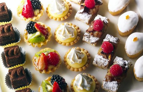 925 The delicious petit four - 1K Smiles Tart Plating, Plating Food, Patisserie Fine, Mini Pastries, Savory Appetizer, Fancy Desserts, Dessert Buffet, Fruit Tart, French Pastries