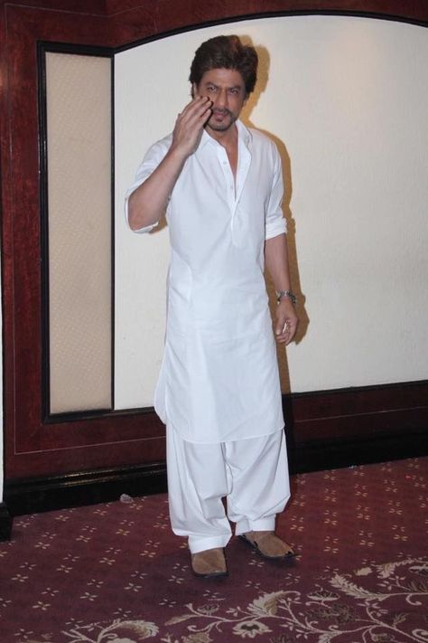 Shahrukh Khan Kurta, Eid Outfits Men, Pathani Suit, Taj Hotel, Muslim Outfit, Sherwani For Men Wedding, Wedding Kurta For Men, Kurta Pajama Men, Smart Casual Menswear