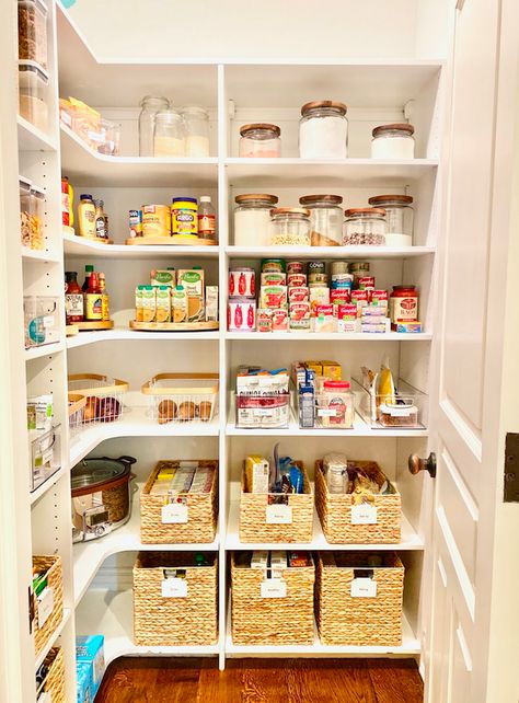 Small Pantry Closet, Pantry Farmhouse, Desain Pantry Dapur, Panty Organization, Small Kitchen Pantry, Pantry Inspiration, Pantry Organization Ideas, Small Pantry Organization, Glass Pantry