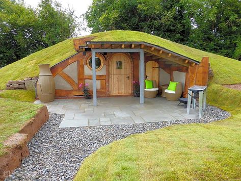 Case Sotterranee, Herefordshire England, Underground House Plans, Design Casa Piccola, Underground House, Earth Sheltered Homes, Casa Hobbit, Earthship Home, Earth Sheltered