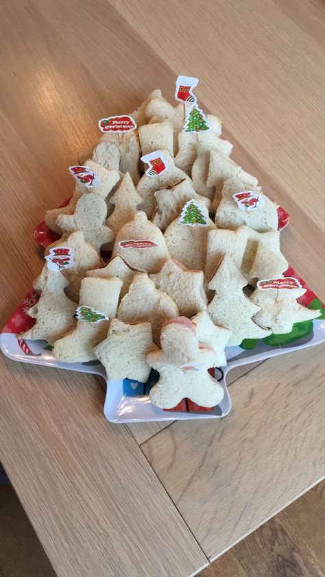 Xmas Sandwich Ideas, Movie Night Snacks Christmas, Christmas Sandwiches For Kids, Kindergarten Christmas Party Snacks, Christmas Theme Lunch, Christmas Themed Breakfast Kids, Santa Party Food, Kids Christmas Lunch Ideas, Christmas Picky Food