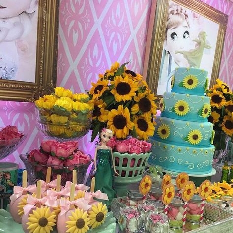 What a gorgeous Frozen birthday spread! Love all the sunflowers and bright colors. Frozen Fever Birthday, Frozen Fever Party, Frozen 3, Frozen Bday Party, Frozen Summer, Disney Frozen Party, Anna Birthday, Frozen Theme Party, Frozen Fever