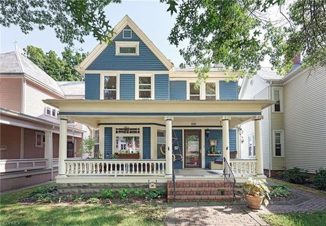 Small House American Style, Cute Neighborhood Houses, Small Historic Homes, Small Family Home Exterior, Small Beautiful Homes, Historic Homes Exterior, Small Suburban House, Small Town Houses, Small Victorian Homes