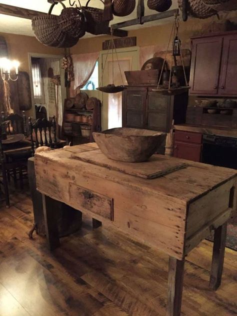 Ancient Primitive Kitchen Primitive Kitchen Island, Pioneer Cabin, Dapur Rustic, Primitive Country Kitchen, Primitive Dining Rooms, Model Dapur, Kitchens Ideas, Primative Decor, Pumpkin Queen