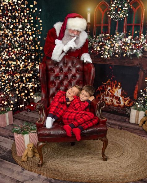 Photos With Santa Ideas, Christmas Mini Poses, Family Photos With Santa, Santa Photoshoot Mini Sessions, Christmas Photo Shoot Ideas, Santa Background, Santa Minis, Santa Pics, Live Nativity