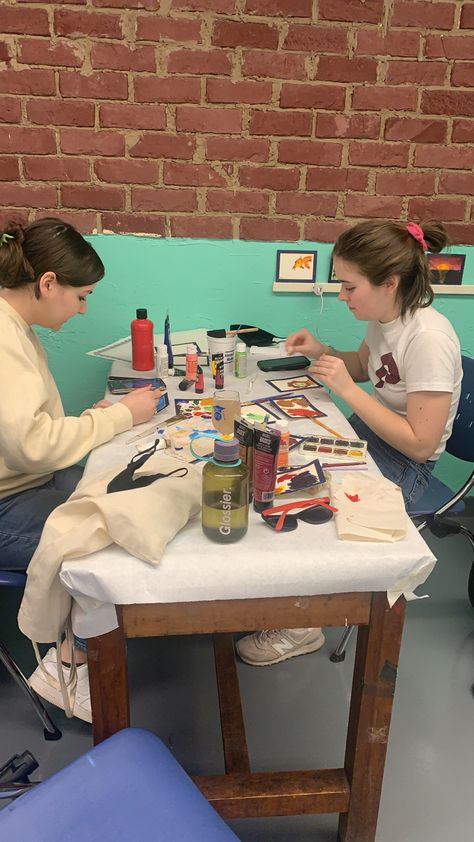 School Art Class Aesthetic, Fine Arts School Aesthetic, Nyc Art School Aesthetic, Art Club Aesthetic, High School Art Class Aesthetic, Art College Aesthetic, Art Classroom Aesthetic, Art Class Aesthetic, Painting Best Friends