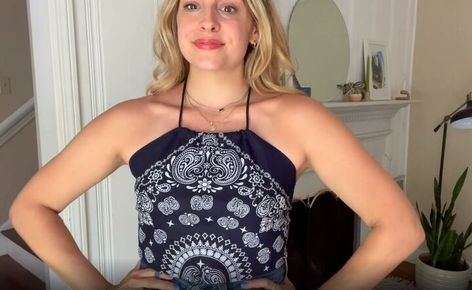 This is a guide to making a DIY bandana top. Learn how to make a bandana top in two different styles with this super-simple step-by-step tutorial. Bandana Top Diy, Diy Bandana Top, Bandana Clothes, Bandana Halter Top, Diy Bandana, Bandanas Diy, Halter Top Pattern, Bandana Dress, Bandana Top