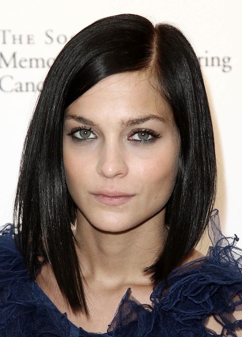 Leigh Lezark Bob For Round Face, Bob Lung, Hairstyles Pinterest, Leigh Lezark, Bob Hairstyles For Round Face, Dunner Wordend Haar, Asymmetrical Hairstyles, Easy Hairstyles For Medium Hair, Dark Brunette