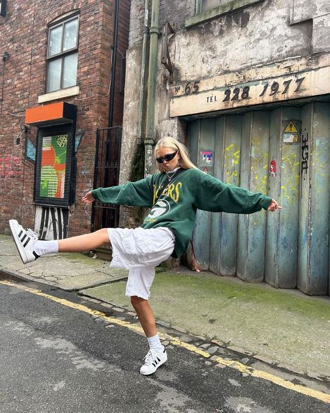 Daisy Birchall (@daisybirchalll) | Instagram Casual Green Outfit, Green Outfit Fall, Dress Green Outfit, Dark Green Outfit, Green Outfit Aesthetic, Outfit Verde, Green Outfit Ideas, Emerald Green Prom, Outfit Ideas Grunge