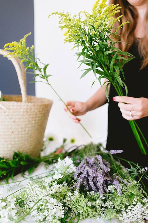 DIY flower centerpiece - a wildflower arrangement straight from the market! get the full tutorial on jojotastic.com! Wildflower Arrangements, Wild Floral Arrangements, Wild Flower Arrangements, Flower Centerpieces Diy, Flower Arranging Tutorial, Wildflower Centerpieces, Wildflower Wedding Bouquet, Flower Centerpiece, Diy Arrangements