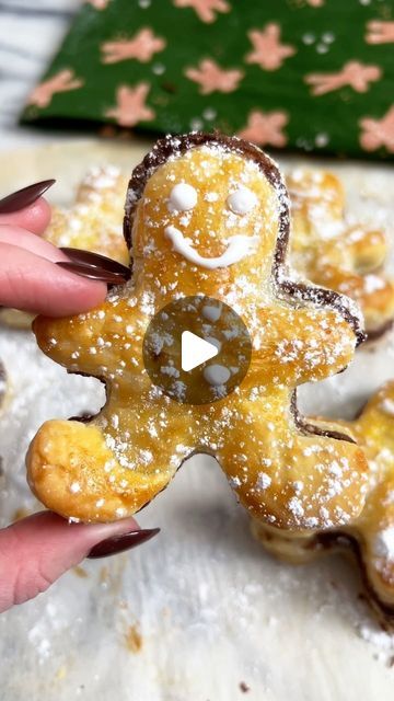 Bailey DeJonge on Instagram: "Cutie puff pastry gingerbread men 🥹🥰🎄 Alll you need is: - Puff pastry - Nutella (or filling of choice) - Cookie cutter - an egg with a splash of milk for the egg was (you can also just brush them with milk if you don’t want to waste an egg) Instructions: Layout one sheet of puff pastry, cover with a layer of Nutella, lay the next sheet of puff pastry right on top. Cut out shapes with your cookie cutter. Then crimp the edges with a fork (I forgot to do this in the video 🙊) Brush with egg wash then bake! Bake at 400f for about 12 minutes #easychristmasrecipes #holidaypartyfood #nutella #holidaybaking" Puff Pastry Shapes Ideas, Puff Pastry Cookies, Italian Sweets, Pastry Cookie, Rabbit Cookies, Puff Pastry Filling, Christmas Recipes Easy, Nutella Cookies, Holiday Party Foods