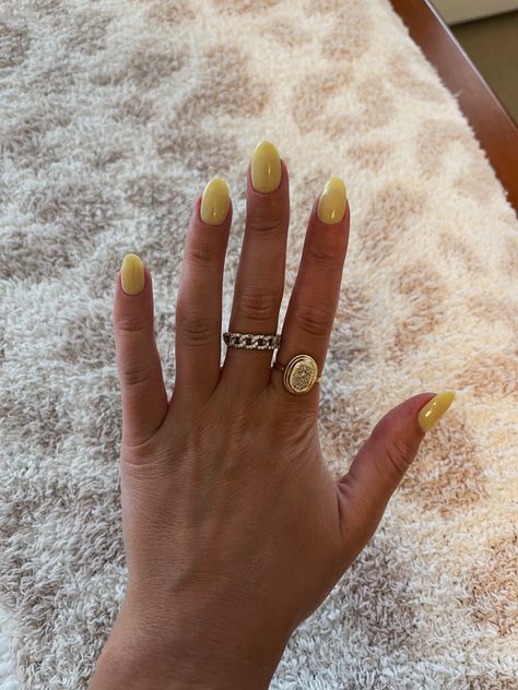 Light Yellow Short Nails, Yellow Oval Nails, Light Yellow Acrylics, Pale Yellow Gel Nails, Yellow Dip Powder Nails, Light Yellow Manicure, Pastel Almond Nails, Baby Yellow Nails, Yellow Almond Nails