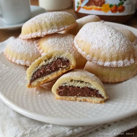 BISCOTTO CASSATELLE AL FORNO ripieno nutella | Cucinare è come amare Traditional Christmas Food, Biscotti Cookies, Cookie Cake Recipe, Nutella Recipes, Italian Cookies, Dessert Ingredients, Sweet Pastries, Soft Cookie, Quick Desserts