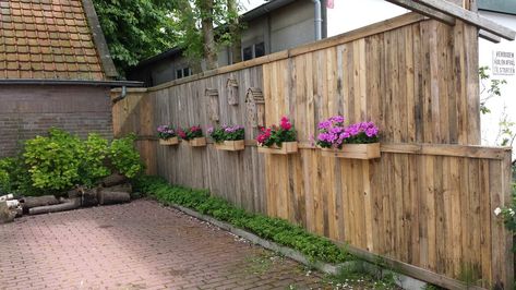 Wood Pallet Fence, Bee Hotels, Pallet Projects Garden, Small Fence, Bee Hotel, Cheap Fence, Pallet Fence, Front Yard Fence, Small Backyard Gardens