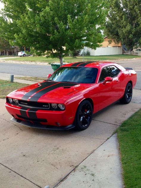 Dodge Challenger in Torred Red w/Black Stripes~ #americanmusclecarschevy Dodge Challenger Srt8, Mobil Mustang, Jet Skies, Challenger Srt8, Dodge Challenger Hellcat, Hellcat Challenger, Muscle Cars For Sale, Challenger Srt, Dodge Challenger Srt