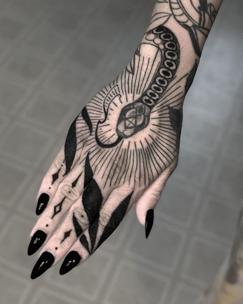 If you're looking for some inspiration for your next tattoo, or just want to see some of the most creative and well-done pieces out there, the subreddits r/tattoo and r/tattoos are the perfect places to start. Nice Hand Tattoos, Tattoo Main, Traditional Hand Tattoo, Full Hand Tattoo, Knuckle Tattoos, Hand And Finger Tattoos, Blackwork Tattoos, Wicked Tattoos, 4 Tattoo