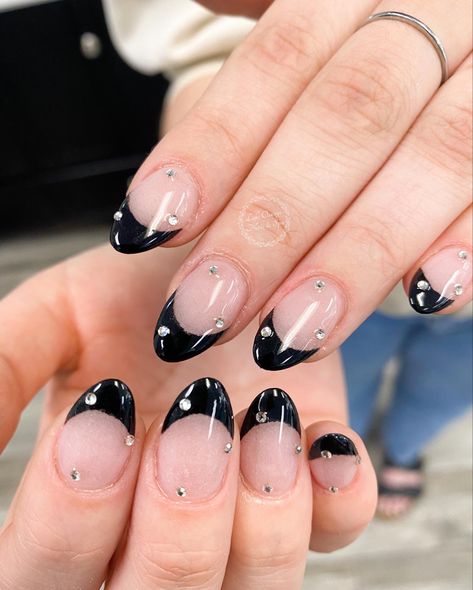 Short French Tip Acrylic Nails Round With Design, Black Tip Nails With Rhinestones, Short French Nails With Rhinestones, Black Sparkly French Tip Nails, Black French Tip With Rhinestones, Black French Tips With Rhinestones, Black French Tip Nails With Rhinestones, Black Oval Nails, French Tip Nails With Rhinestones