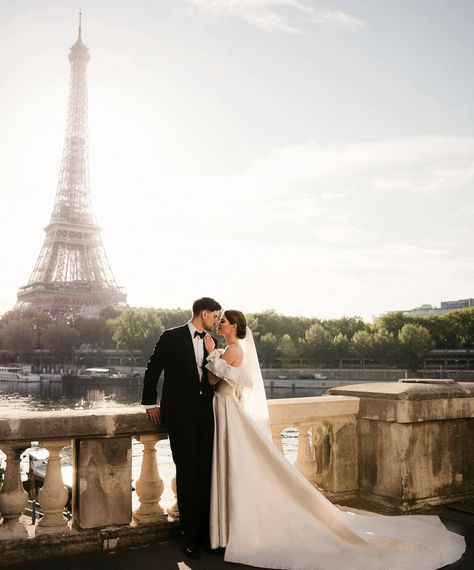 Shooting Couple, Paris Honeymoon, Paris Couple, Paris Elopement, Bride Photoshoot, Wedding Picture Poses, Fancy Wedding, Paris Wedding, Wedding Session