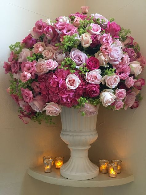 Big Flower Arrangements Birthday, Large Roses Bouquet, Large Rose Arrangements, Roses Arrangements Vase, Large Bouquet Of Roses, Floral Therapy, Big Planters, Flower Shop Interiors, Big Floral