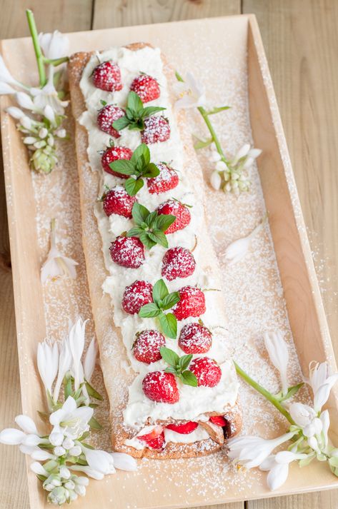 Strawberry Meringue Roulade - GastroSenses Roulade Cake, Meringue Roulade, Roulade Recipe, Strawberry Meringue, Meringue Pavlova, Pear Cake, Mascarpone Cream, Pavlova Recipe, Almond Powder