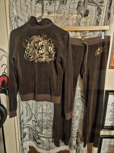 2000s Juicy Tracksuit, Vintage Juicy Couture Tracksuit, Brown Juicy Couture Tracksuit, Brown Tracksuit, Brown Juicy Couture, Thrift Inspiration, Juicy Couture Clothes, Juicy Tracksuit, Brown Y2k