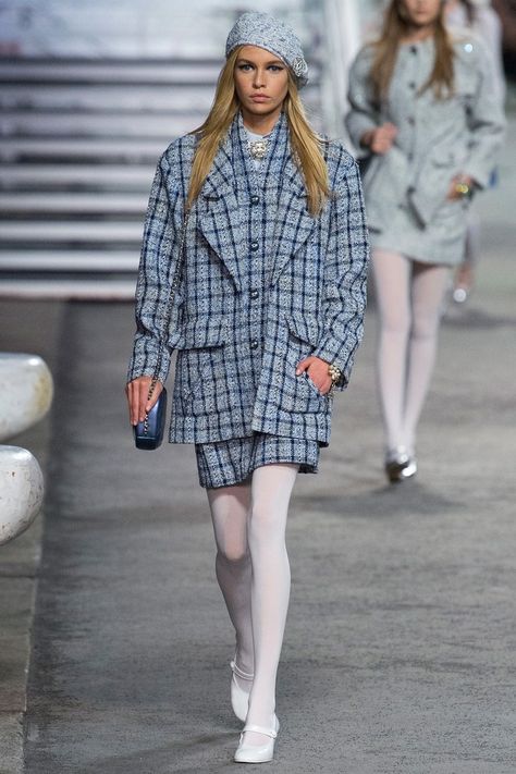 Chanel 2019, Moda Chanel, Chanel Resort, Runway Fashion Couture, Runway Outfits, White Tights, Chanel Cruise, Moda Paris, Vogue Germany