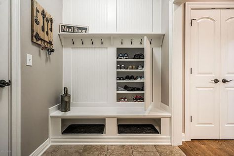 Small Mudroom Ideas, Mudroom Flooring, Mudroom Lockers, Mudroom Ideas, Bedroom Minimalist, Mud Room Storage, Mudroom Design, Design Websites, Hall Design