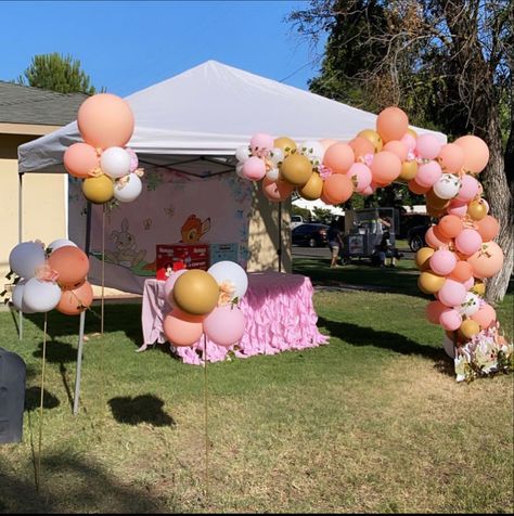 Ballon Tent Decor, Balloon Arch On Canopy Tent, Canopy Balloon Decor, Balloons On Gazebo, Canopy Tent Decorations Birthday Parties, Outdoor Tent Balloon Decorations, Gazebo Balloon Decorations, Small Tent Decorating Ideas, Balloon Garland On Tent