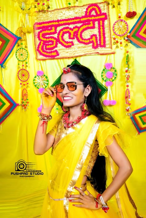 bride wedding photos shoot Haldi Close Up, Haldi Rasam Photography, Girl Haldi Poss, Haldi Photography Ideas For Bride, Stand Up Poses, Haldi Ceremony Bride, Haldi Girl, Haldi Photo Shoot, Haldi Stills