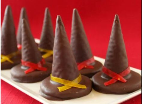 Halloween Witch Hat Cookies, Apocalypse Party, Witch Hat Cookies, Witches Hats, Hat Cookies, Festa Harry Potter, Fruit Roll, Halloween Chocolate, Witch Hats