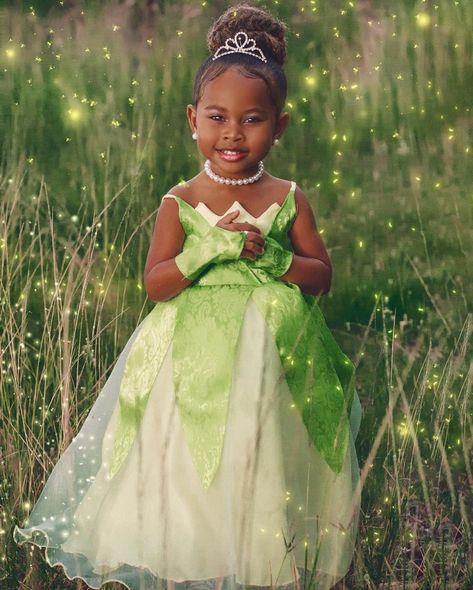 Princess And Frog Photoshoot, Princess And The Frog Photoshoot, Frog Photoshoot, Princesa Tiana Disney, Tiana Cosplay, Tiana And The Frog, Princess Tiana Costume, Tiana Princess And The Frog, Princess Tiana Birthday Party