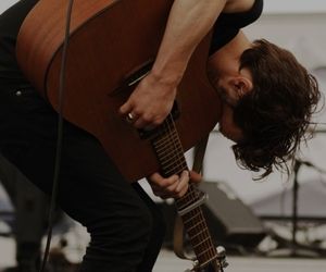 226 images de People // Harry Styles sur We Heart It | Voir plus de Harry Styles, one direction et harry Mlm Aesthetic, Acoustic Guitar Pictures, Harry Styles One Direction, Folk Punk, Guitar Guy, Simon Lewis, Acoustic Guitar Lessons, Christina Lauren, Clary Fray