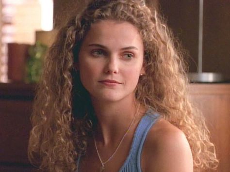 Russell won a Golden Globe in 1999 for her portrayal of Felicity, a young woman who begins a journey of self-discovery after graduating high school. Felicity Porter, Felicity Hair, Keri Russell Hair, Kerri Russell, Keri Russell, Inspiring Women, Karlie Kloss, Best Beauty Tips, Female Actresses