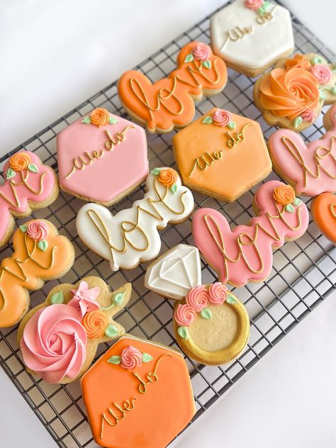 Floral Bridal shower Cookies ,sugar cookies, cute cookies ,miss to mrs, bridal party gift ,bridal favors ,engagement cookies, simple bridal  💎Ribbons:  https://www.etsy.com/listing/1430826904/ribbons-for-your-event?click_key=35af4c6da9993749abc4849337d376b6d675689c%3A1430826904&click_sum=55dae780&ref=shop_home_active_1&frs=1  Looking for a sweet way to congratulate the bride-to-be? Delightful Cookies has the perfect solution with our Floral Bridal shower Cookies! These delicious sugar cookies a Bridal Shower Cookies Floral, Floral Bridal Shower Cookies, Cookies Cute, Food Text, Wedding Shower Cookies, Engagement Cookies, Bridal Cookies, Yummy Sugar Cookies, Cookies Sugar