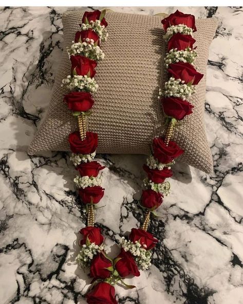 Red Garland Indian Wedding, Flower Varmala, Hand Gajra For Bride, Wedding Mala Rose, Hand Gajra, Flower Mala, Makeup Asia, Flower Garland Diy, Indian Wedding Garland