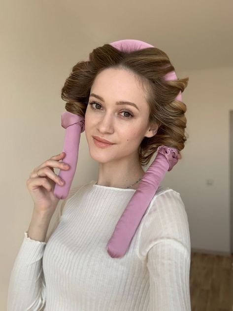 Rollers For Short Hair, Curlers For Short Hair, Sleep In Rollers, Cabelo Pin Up, No Heat Hair Curlers, Curling Rods, Heatless Hair, Tiara Hair, Curls No Heat