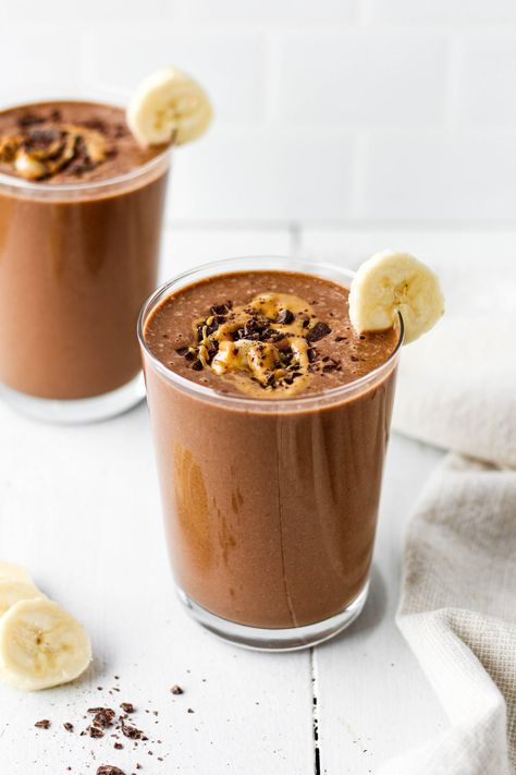 Easy Chocolate Peanut Butter Smoothie - Hannah Magee RD Peanut Butter Banana Smoothie Recipe, Peanutbutter Smoothie Recipes, Chocolate Protein Shake, Mocha Smoothie, Unflavored Protein Powder, Banana Breakfast Smoothie, Nutritious Smoothie Recipes, Chocolate Peanut Butter Smoothie, Chocolate Protein Shakes