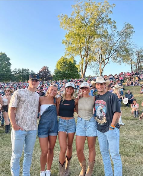 Men’s Country Concert Summer Outfit, Overall Country Concert Outfit, Wyatt Flores Concert Outfit, Rodeo Outfits Aesthetic, Couples Country Concert Outfits, Brandon Lake Concert Outfit, Couple Country Concert Outfit, Dan And Shay Concert Outfit, Country Concert Couple Pictures