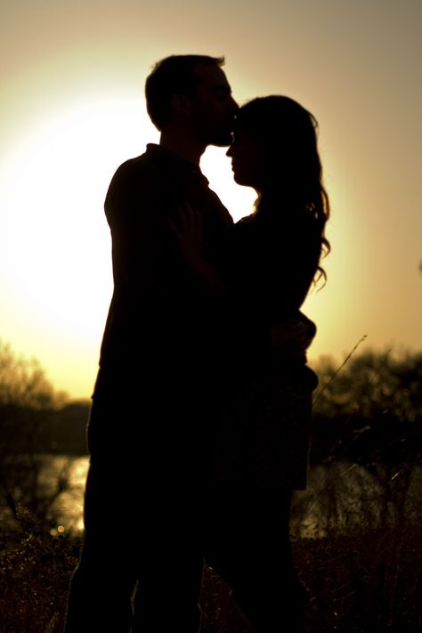 silhouette love Couple Silhouette Photography, Kiss Silhouette, Forehead Kiss, Couple Silhouette, Silhouette Photography, Forehead Kisses, Wedding Silhouette, Couples Engagement Photos, Escape Reality