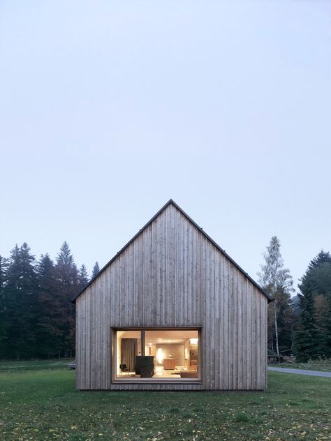 Bernardo Bader, Siding Ideas, Small Cabins, Wooden House Design, Contemporary Barn, Minimalist House, House Siding, Modern Barn, Design Exterior