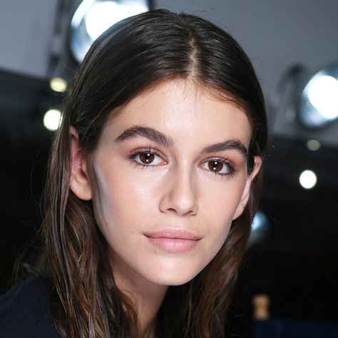 Brown Eyes Fair Skin, Very Fair Skin, Natural Eye Makeup Tutorial, Best Natural Makeup, Bold Makeup Looks, Rosy Brown, Bold Makeup, Makeup Looks For Brown Eyes, Kaia Gerber