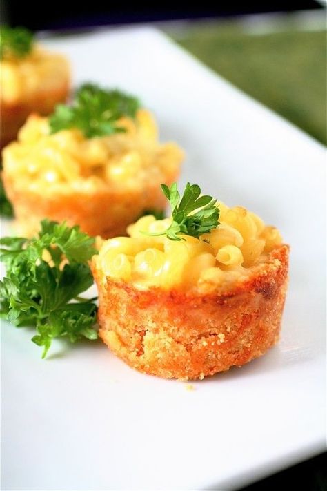 Mini Mac And Cheese, Mac And Cheese Pie, Cheese Cups, Cheese Pies, Mini Mac, Cheese Bites, Cheese Appetizers, Think Food, Snacks Für Party