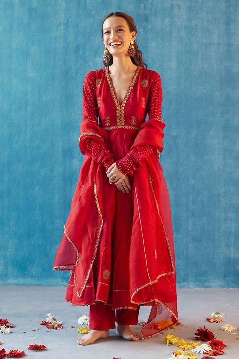 Buy #embroidered #kurta set by #LabelEarthen at #Aza #Fashions Shop online now at #Azafashions.com Call +91 99870 70743 or email contactus@azafashions.com for enquiries. Indian Fits, Suits For Women Indian, Indian Things, Salwar Kurta, Red Kurta, Silk Pant, Silk Kurti, Red Flare, Salwar Kamiz