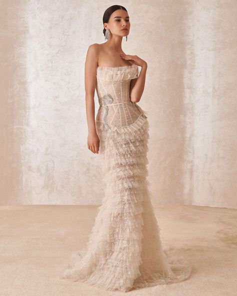 Hamda Al Fahim, Plain Wedding Dress, Haute Couture Wedding Dress, Off White Fashion, Tail Dress, Couture Bridal Gowns, Couture Gown, Couture Wedding Gowns, Wedding Gowns Mermaid