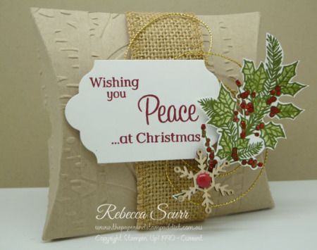 Peaceful Wreath, Woodland embossing folder, Lots of Labels framelits - Rebecca Scurr - Independent Stampin' Up! demonstrator - www.facebook.com/thepaperandstampaddict Pillow Box Template, Gift Box Punch Board, Christmas Treats For Gifts, Wondrous Wreath, Homemade Bags, Holiday Picks, Christmas Gift Packaging, Pillow Boxes, Christmas Week