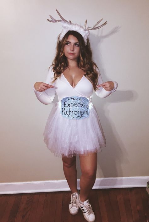 DIY Simple Harry Potter Patronus Halloween Costume Harry Potter Costume Women, Harry Potter Fancy Dress, Dobby Costume, Harry Potter Dress Up, Harry Potter Kostüm, Harry Potter Couples, Harry Potter Party Decorations, Harry Potter Halloween Costumes, Harry Potter Dress