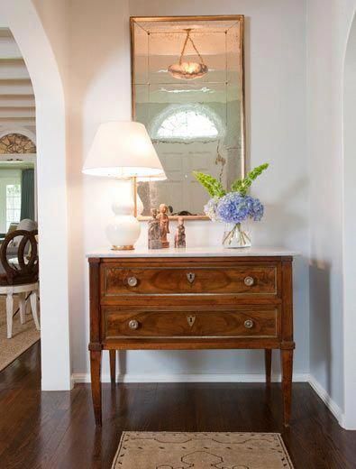 It's Not an Entry Without a Mirror - Chris Loves Julia Antique Chest, Furniture Classic, Traditional Interior Design, Timeless Furniture, Classic Home Decor, Classic Home, Southern Home, Kitchen Decorating, Traditional Home