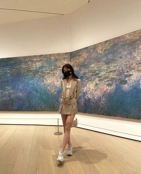 Art Gallery Outfit, Museum Outfit, Museum Photography, Color Coordination, Best Photo Poses, Aesthetic Pics, Instagram Pose, Poses For Photos, Oui Oui