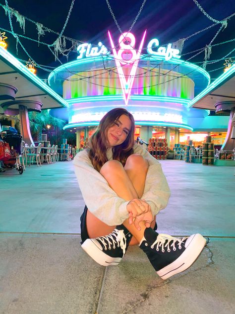 Disneyland Picture Poses, Disney California Picture Ideas, Disney California Photo Ideas, Cute Disneyland Pictures, Theme Park Poses, Universal Instagram Pictures, Disneyland Inspo Pics, Disneyland Photo Spots, Disneyland Picture Ideas Instagram